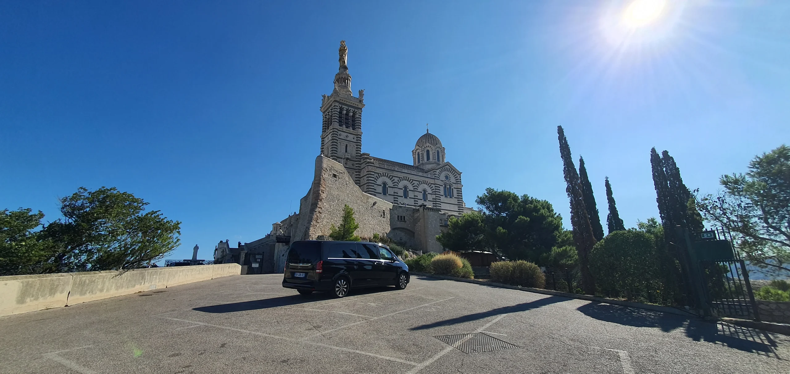 Transfert de luxe avec chauffeur privé haut de gamme Marseille Notre Dame de la Garde